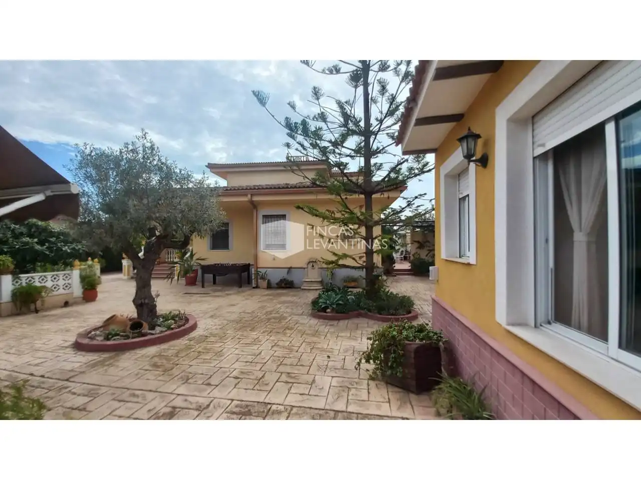 Vista exterior de Casa o xalet en venda en San Vicente del Raspeig / Sant Vicent del Raspeig amb Aire condicionat, Jardí privat i Terrassa