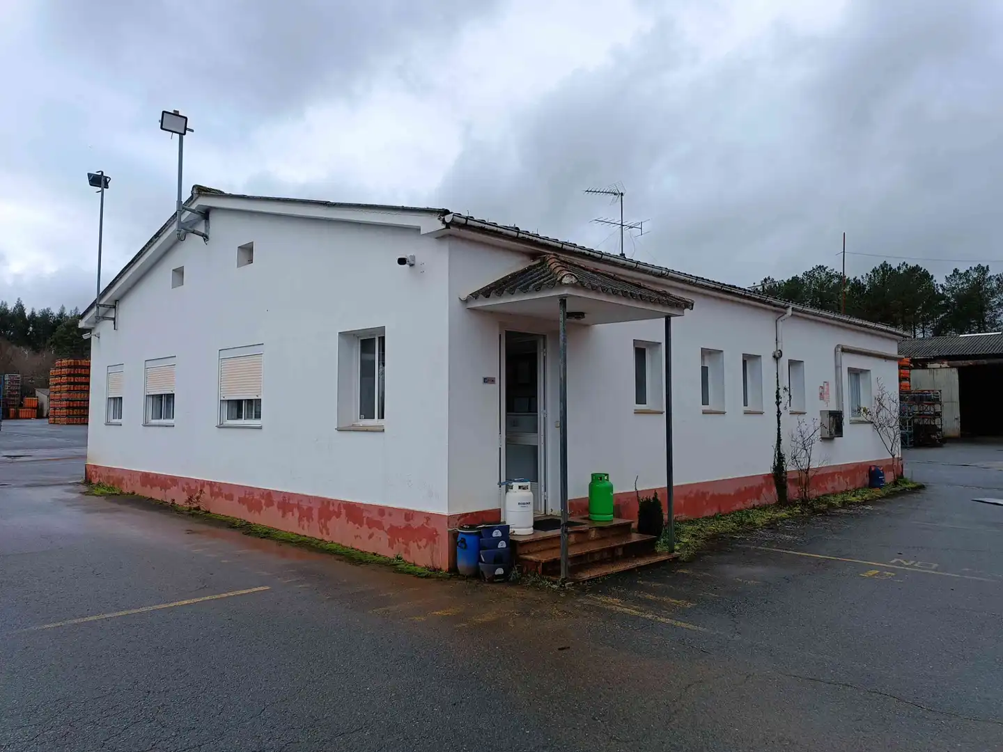 Außenansicht von Fabrikhallen zum Verkauf in Guitiriz