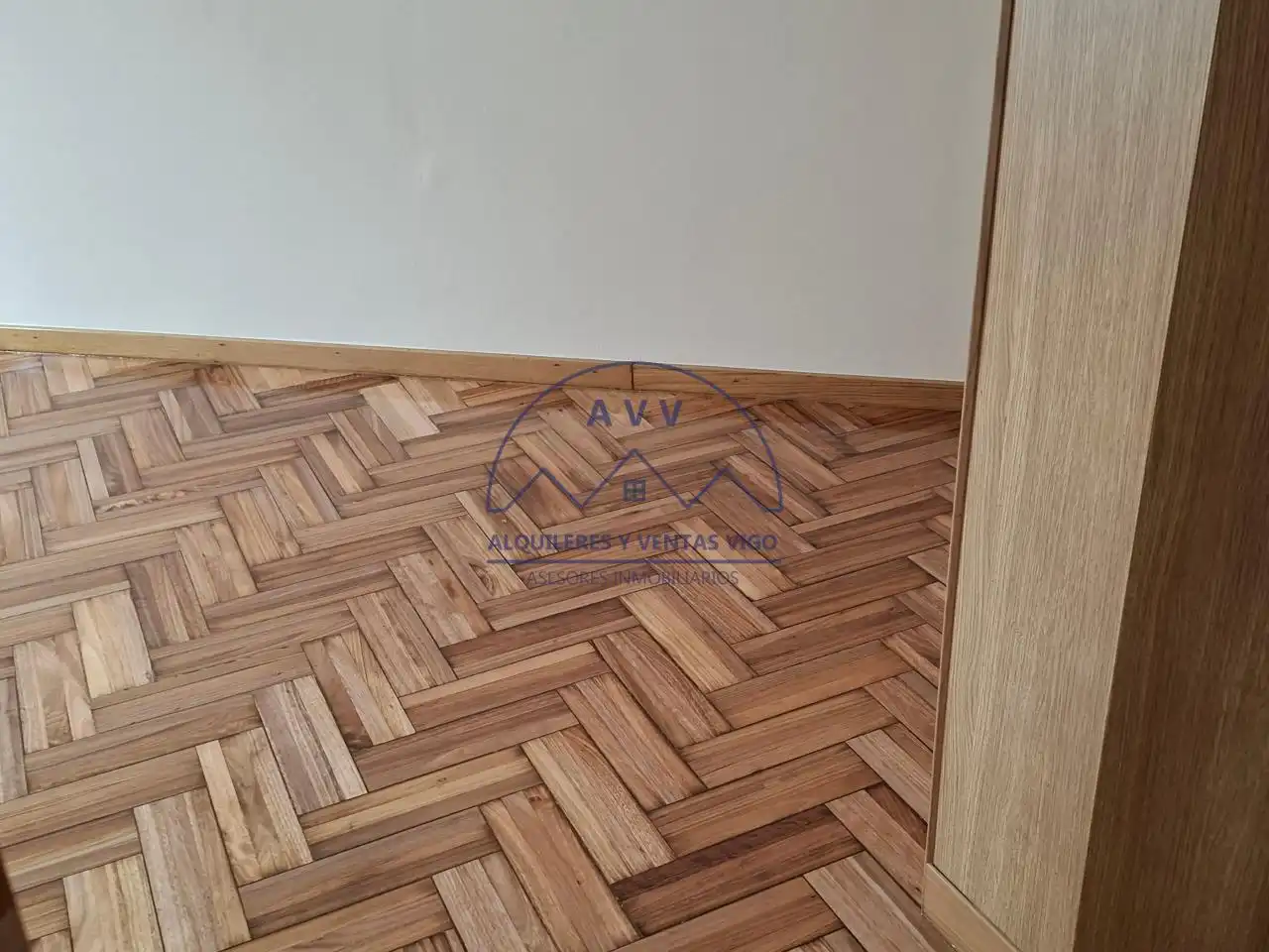 Flat for rent in Vigo   with Parquet flooring