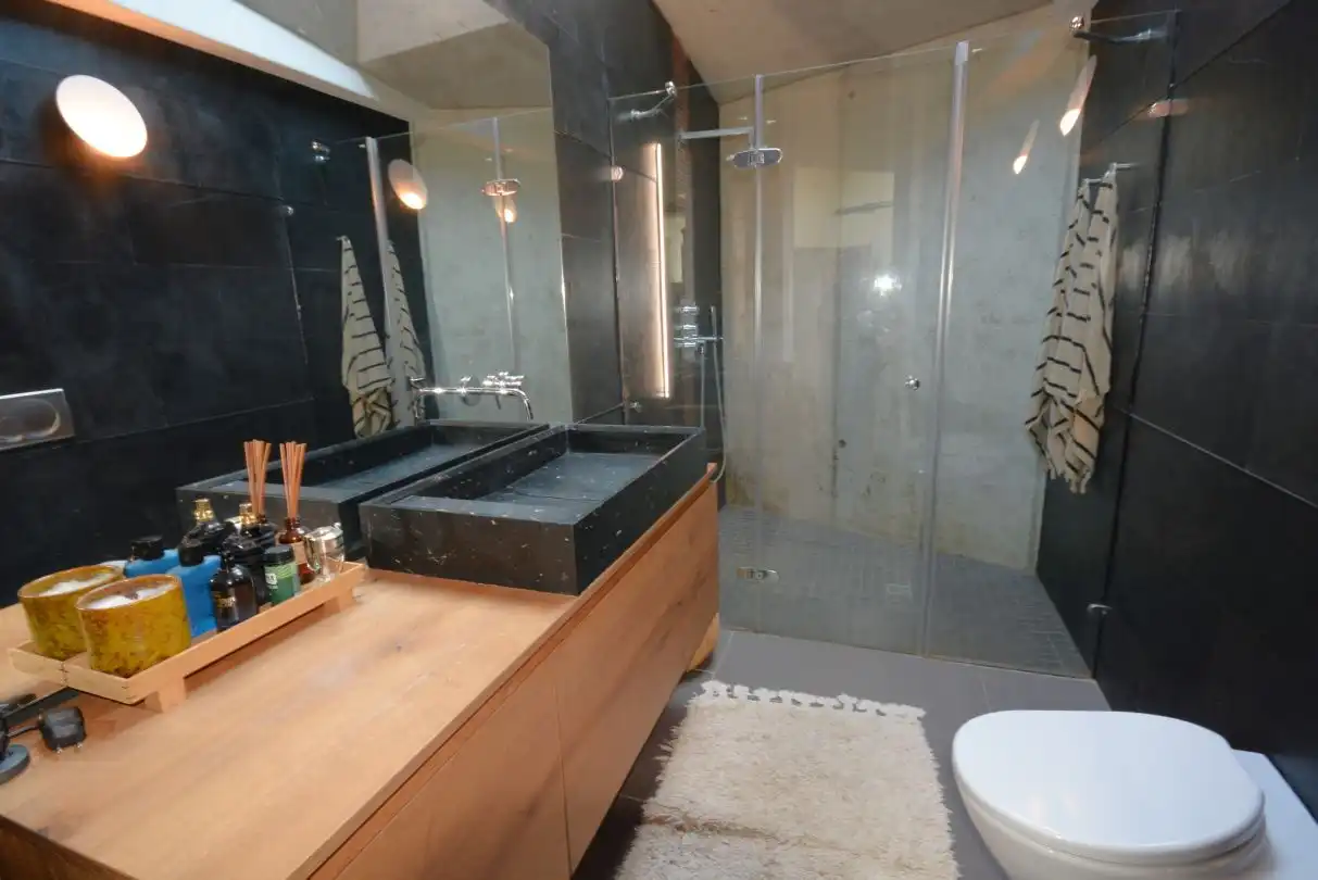 Bany de Casa o xalet en venda en Donostia - San Sebastián  amb Aire condicionat, Calefacció i Jardí privat