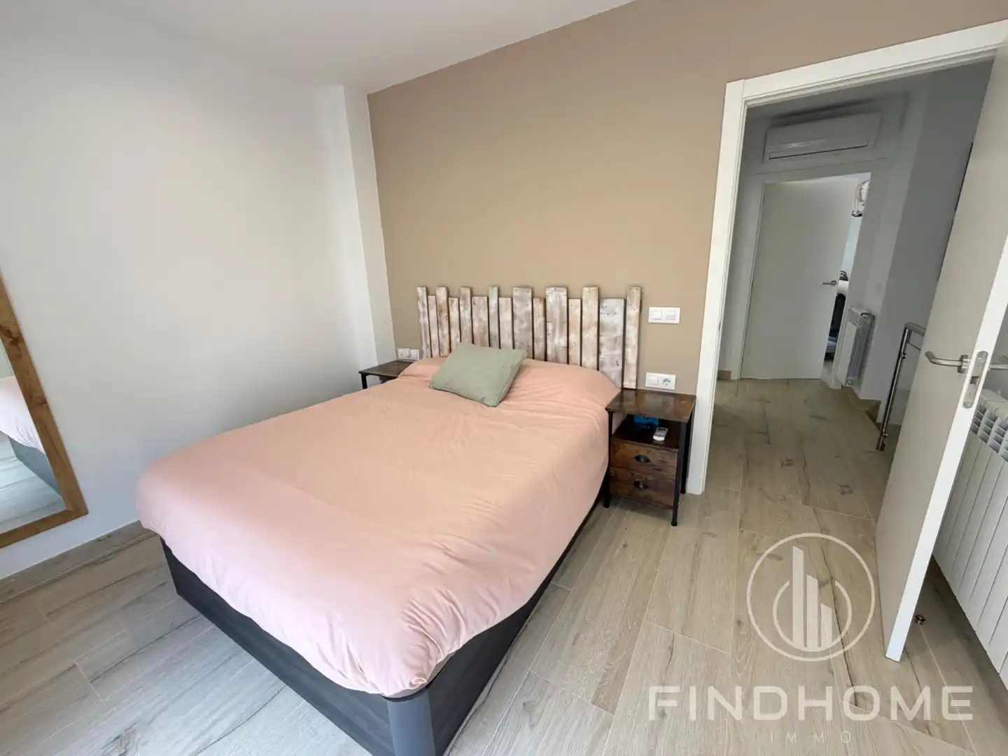 Schlafzimmer von Einfamilien-Reihenhaus zum Verkauf in Olot mit Klimaanlage, Heizung und Privatgarten
