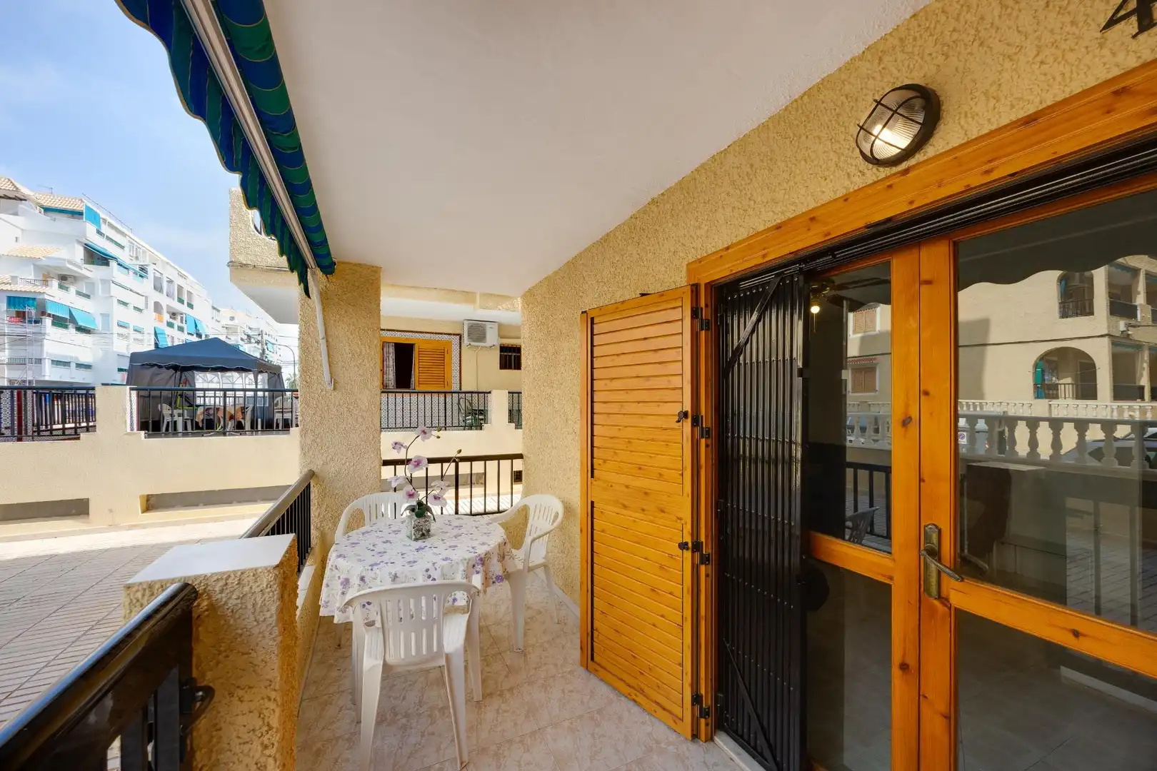 Terrasse von Erdgeschoss zum Verkauf in Torrevieja mit Terrasse, Möbliert und Gemeinschaftspool