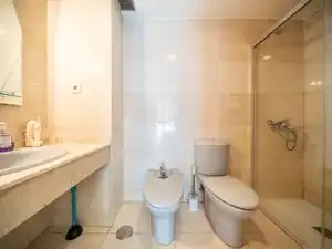 Badezimmer von Wohnung zum Verkauf in Madrid mit Klimaanlage, Heizung und Privatgarten
