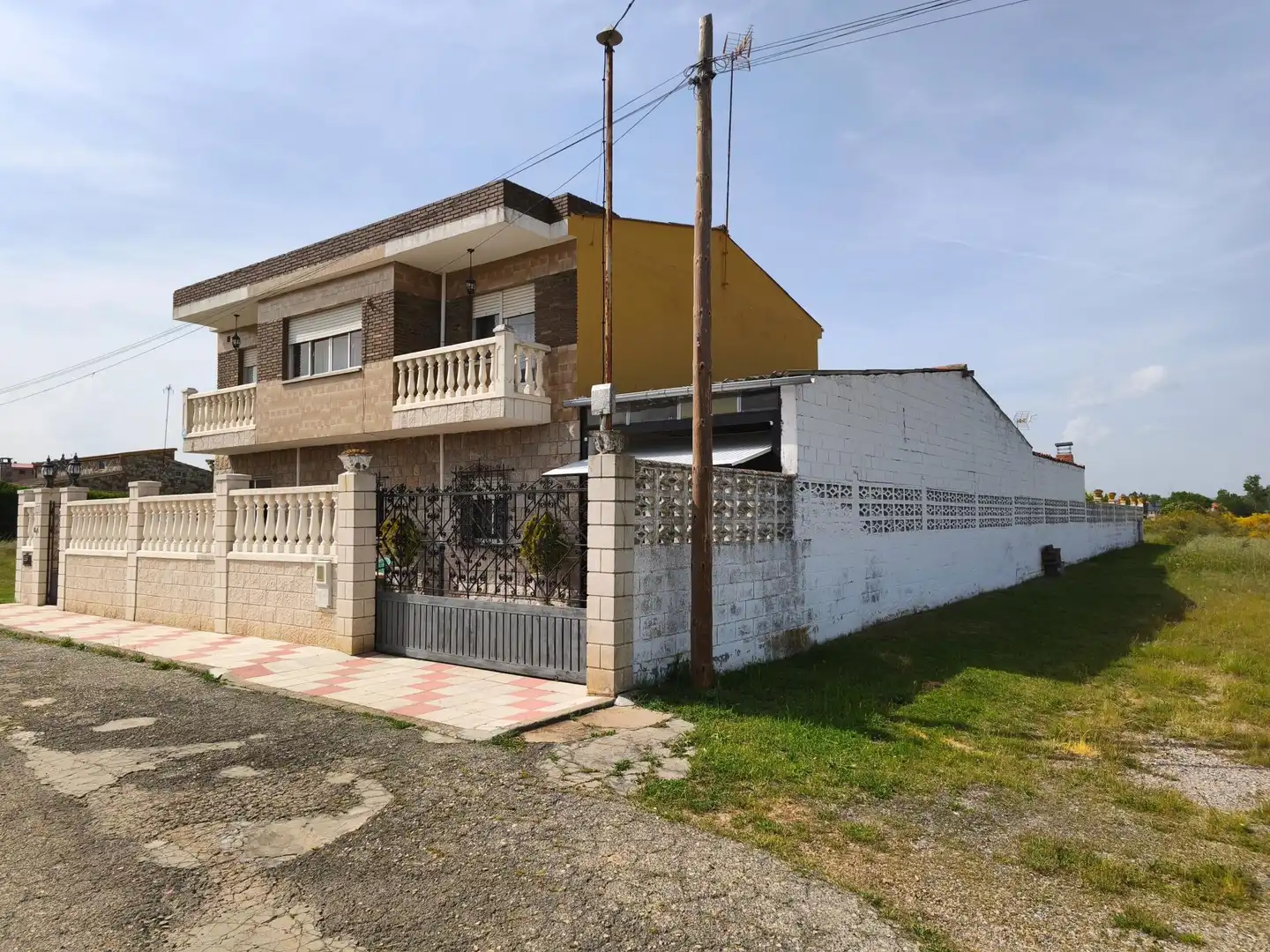 Vista exterior de Casa o xalet en venda en San Andrés del Rabanedo amb Calefacció, Terrassa i Piscina