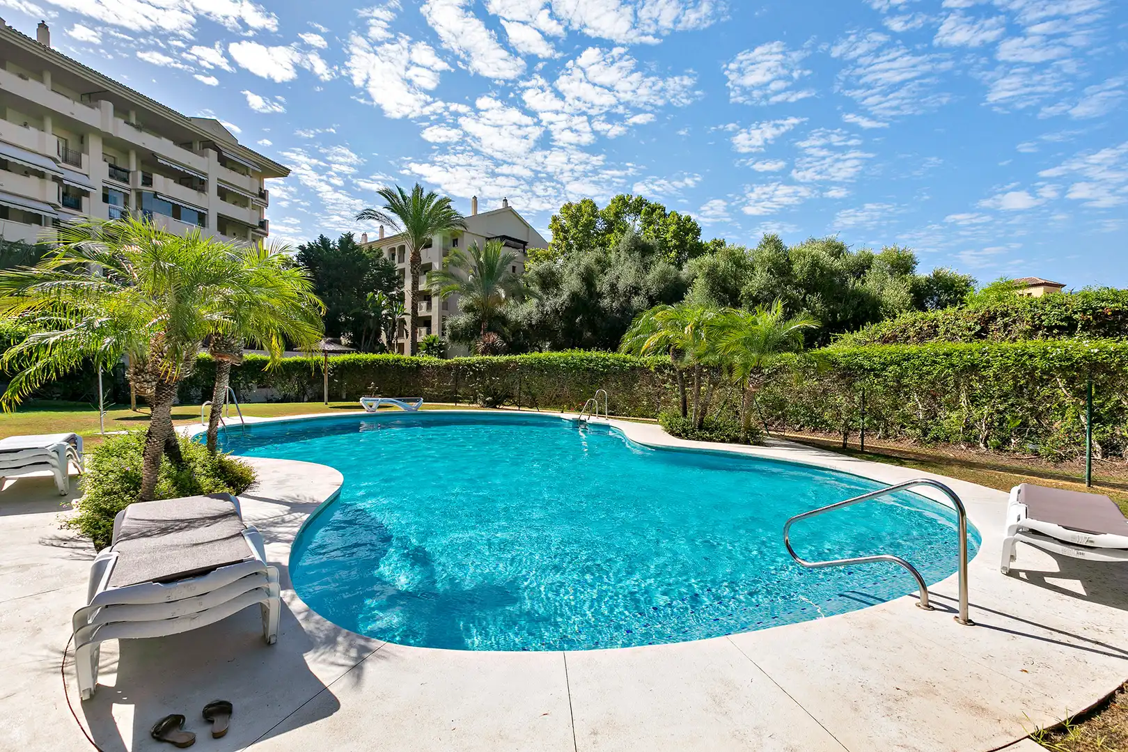 Piscina de Apartamento en venta en Marbella con Terraza y Internet