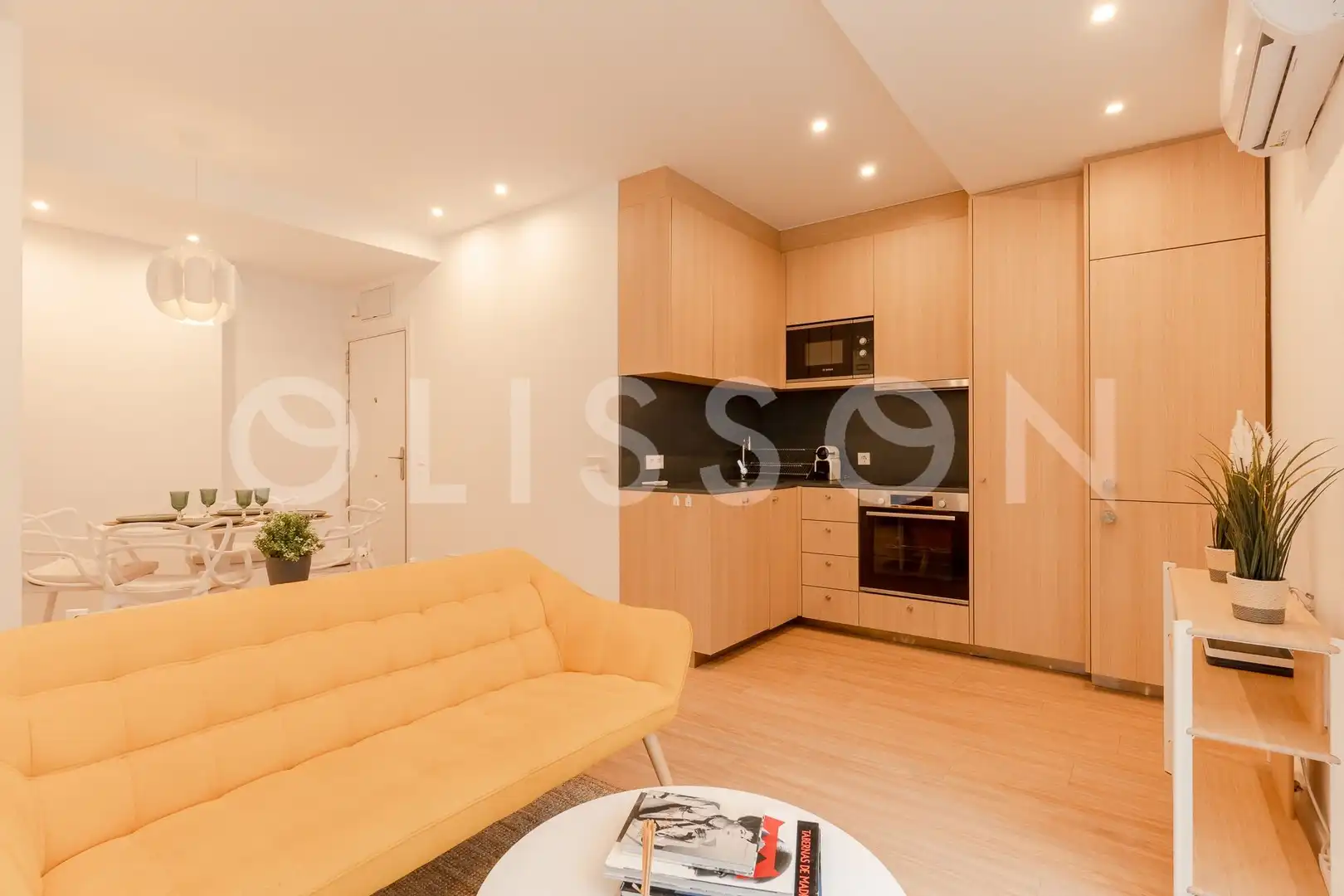 Living room of Flat for sale in Madrid  with Air Conditioner, Heating and Furnished