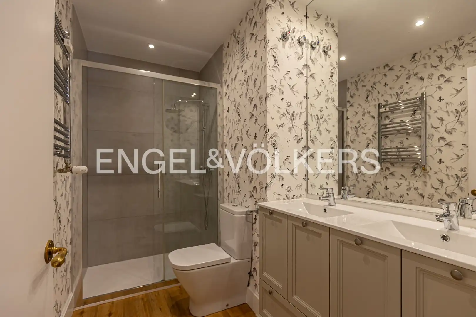 Baño de Piso en venta en Madrid con Calefacción, Terraza y Trastero
