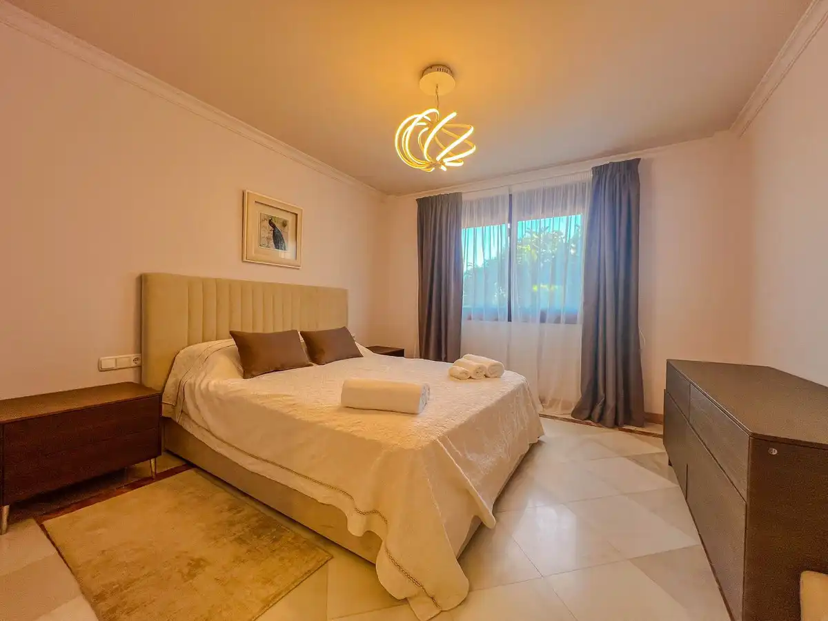Habitación de Casa adosada en venta en Benahavís con Aire acondicionado y Terraza