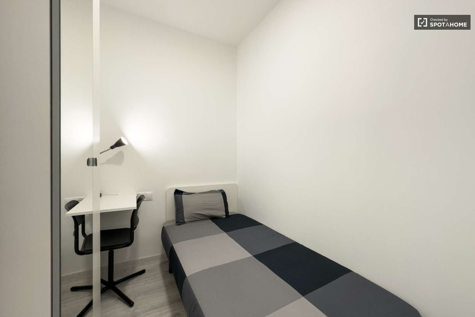 Bedroom of Flat to share in  Barcelona Capital  with Air Conditioner, Heating and Terrace