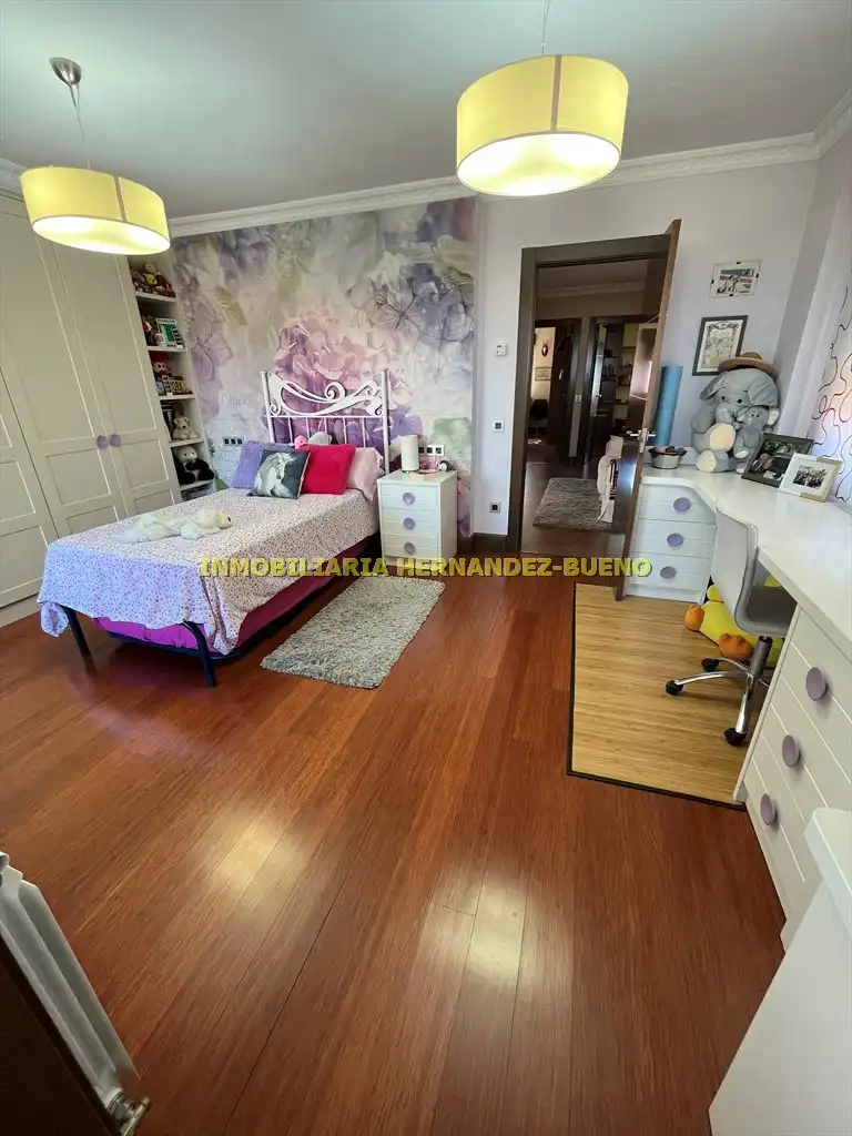 Habitación de Casa o chalet en venta en Carbajosa de la Sagrada con Aire acondicionado, Calefacción y Jardín privado