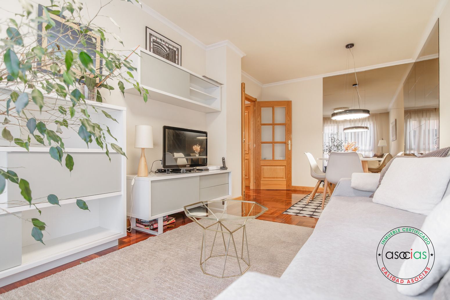 Sala d'estar de Pis en venda en Oviedo  amb Calefacció i Traster