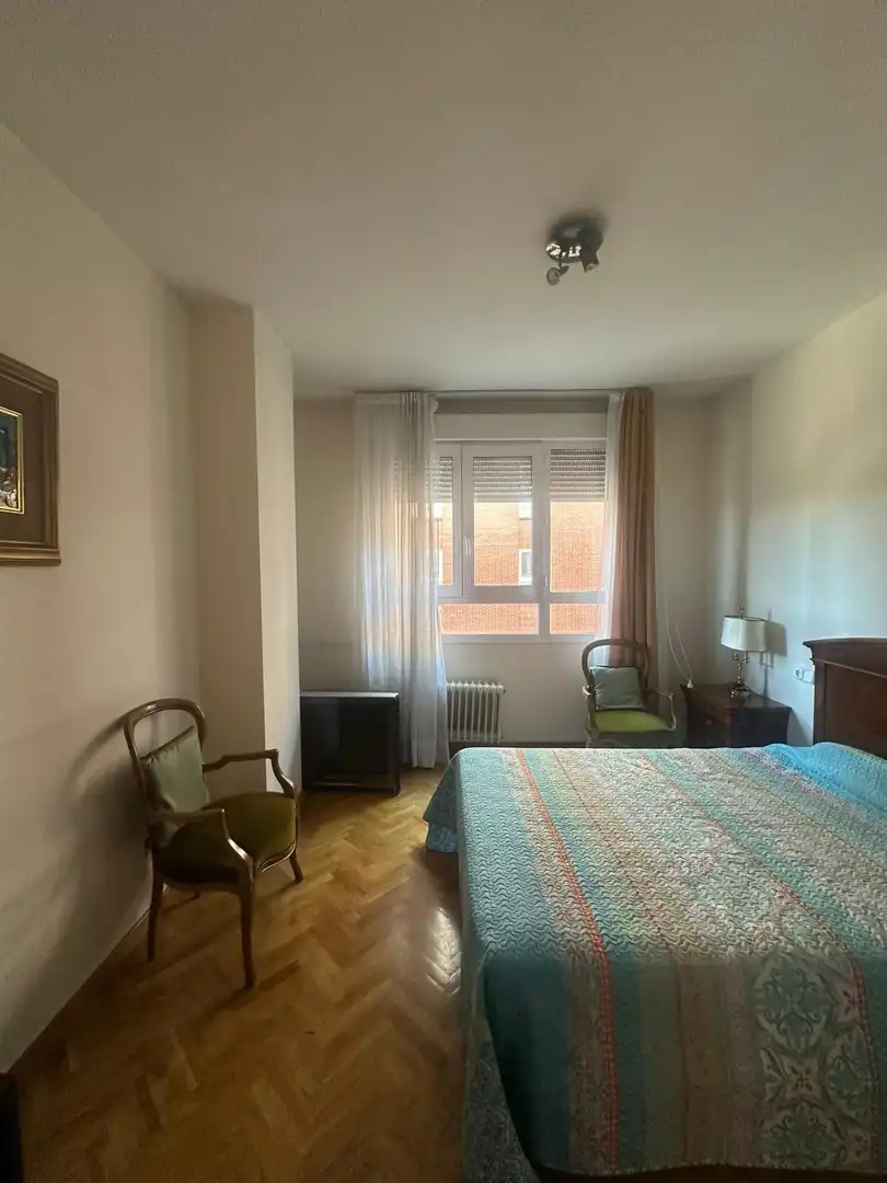 Habitación de Piso en venta en León Capital  con Calefacción, Terraza y TV