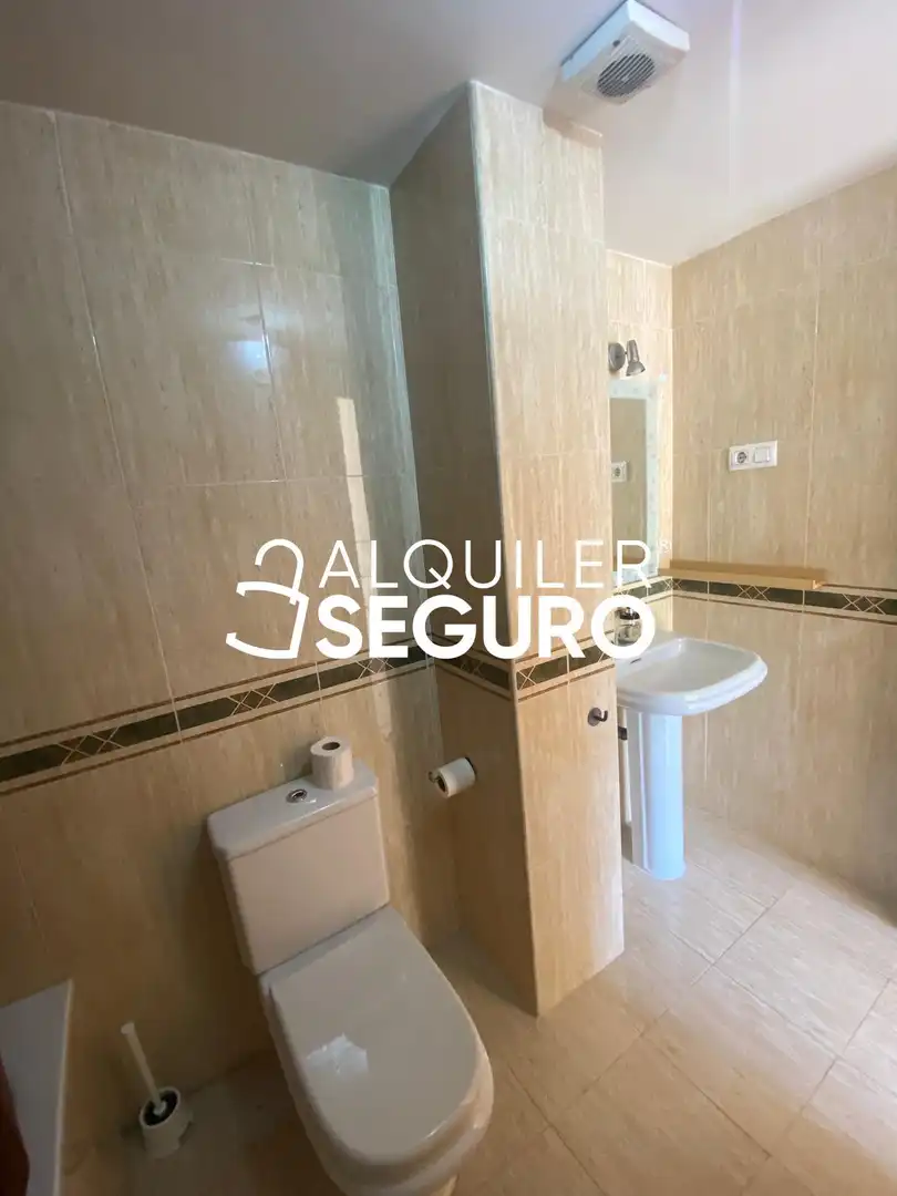 Baño de Piso de alquiler en Chiloeches con Calefacción y Amueblado