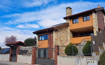 Vista exterior de Casa o xalet en venda en San Cristóbal de Segovia amb Terrassa i Piscina