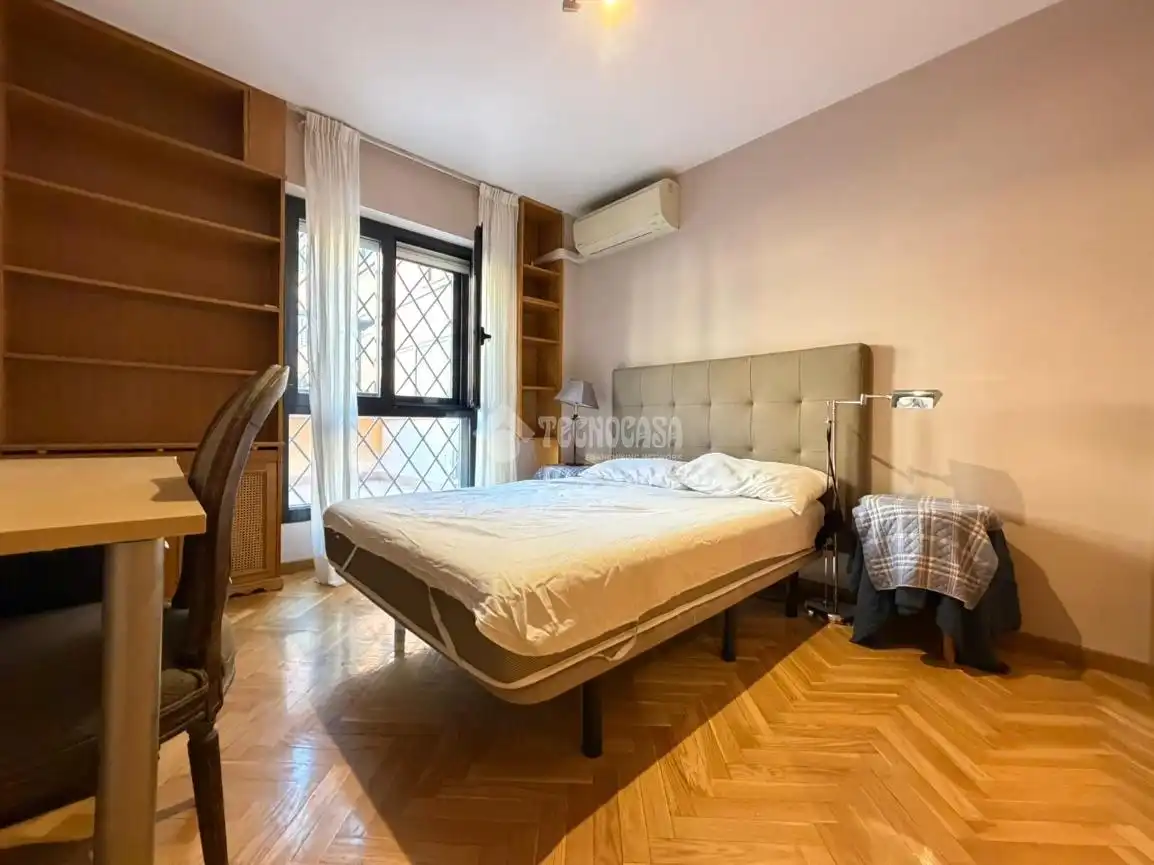 Bedroom of Flat for rent in Madrid  with Heating and Community pool