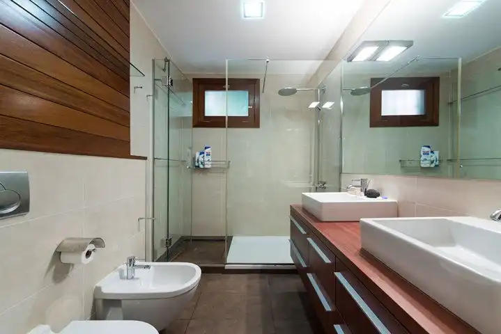 Badezimmer von Wohnung zur Miete in Las Palmas de Gran Canaria mit Klimaanlage und Privatgarten