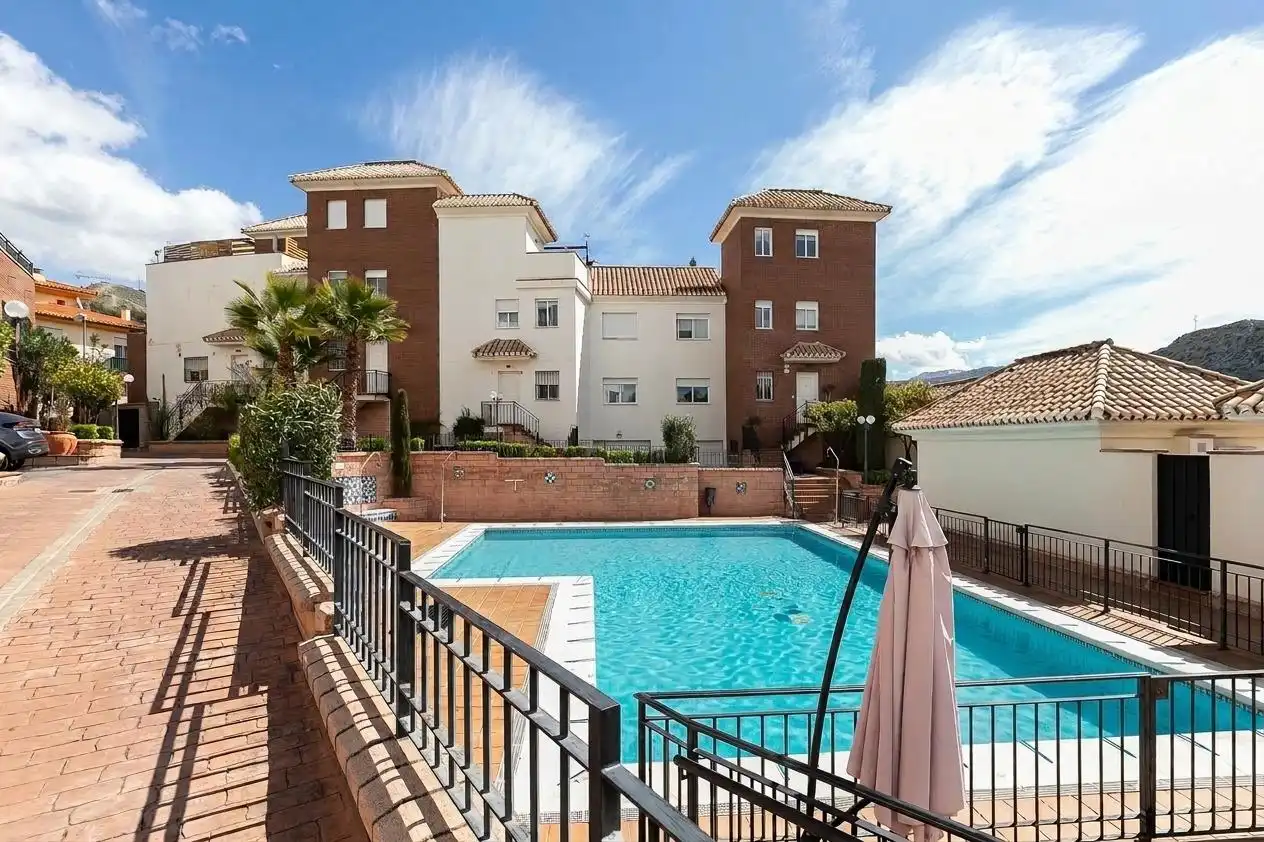 Adosado con piscina en venta en Calle Calle Sala de las Dos Hermanas