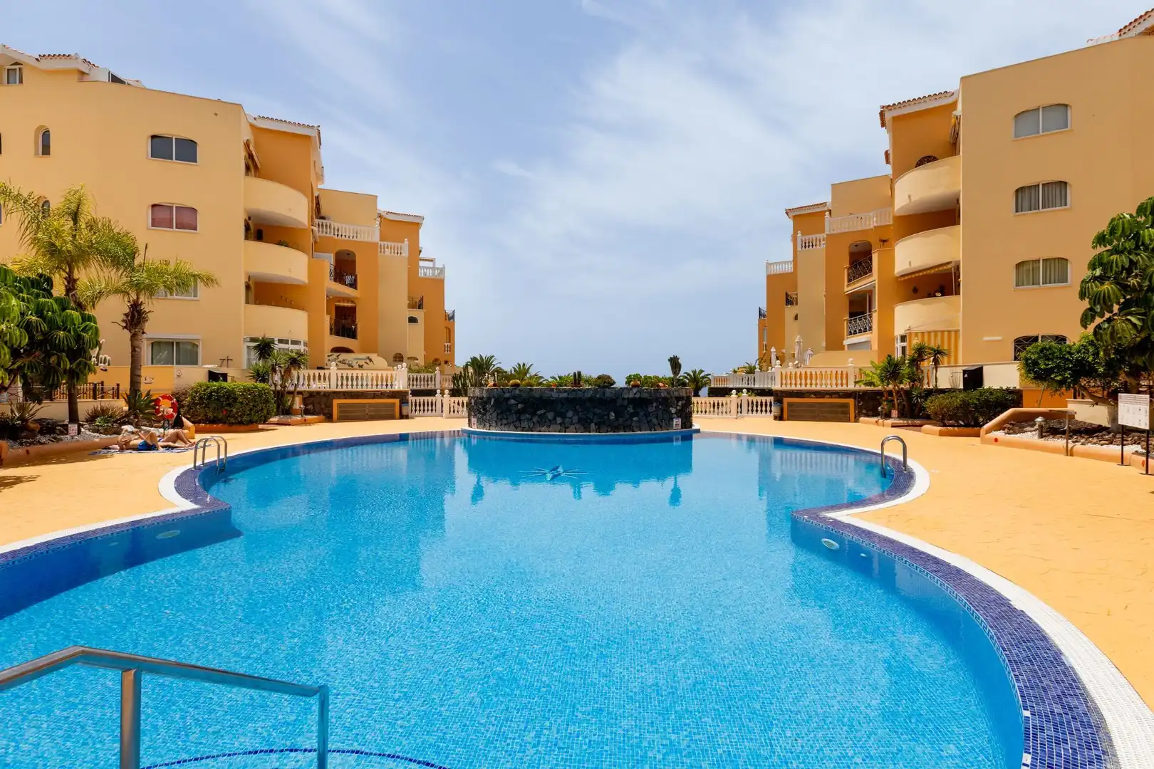 Piscina de Apartamento en venta en Arona