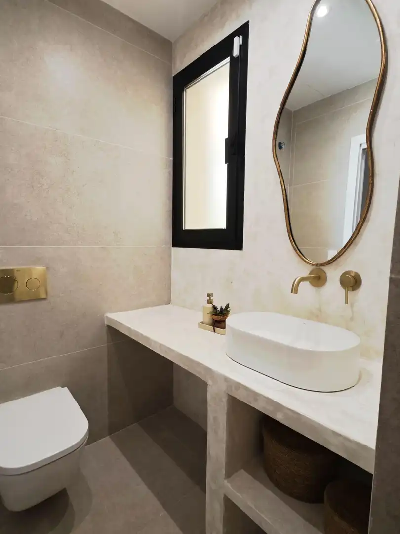 Badezimmer von Erdgeschoss zum Verkauf in Fuengirola mit Klimaanlage, Heizung und Terrasse