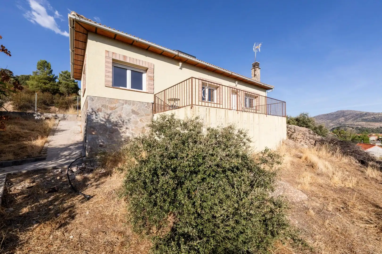 Vista exterior de Casa o xalet en venda en Santa María de la Alameda amb Calefacció, Jardí privat i Terrassa