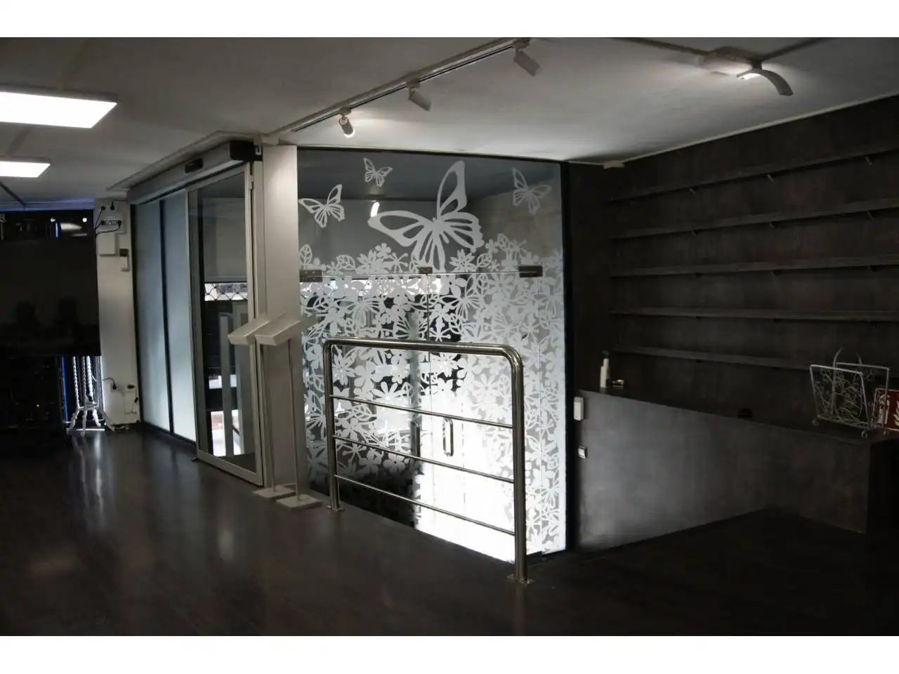 Commercial properties for rent in Manresa  with Air Conditioner and Alarm