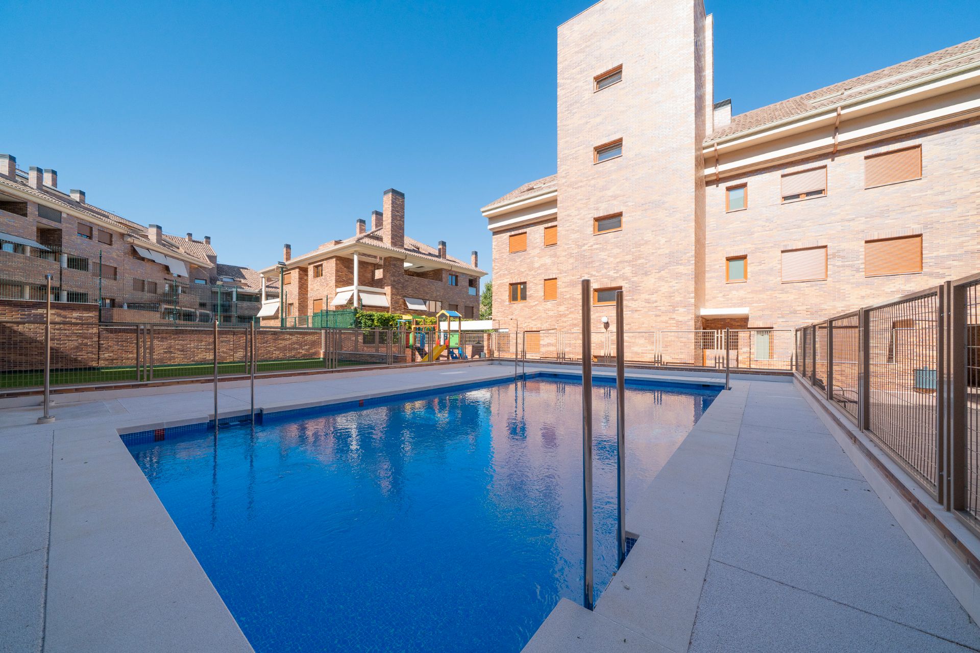 Piscina de Pis en venda en San Agustín del Guadalix amb Aire condicionat, Calefacció i Terrassa