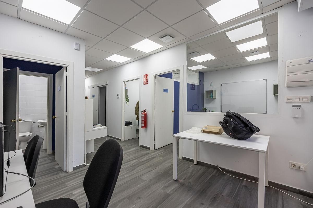 Premises for sale in  Granada Capital  with Air Conditioner