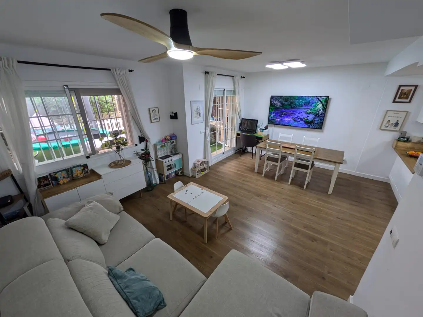 Sala de estar de Casa adosada en venta en La Pobla de Vallbona con Aire acondicionado, Calefacción y Jardín privado