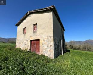 Vista exterior de Casa o xalet en venda en Villacarriedo amb Jardí privat