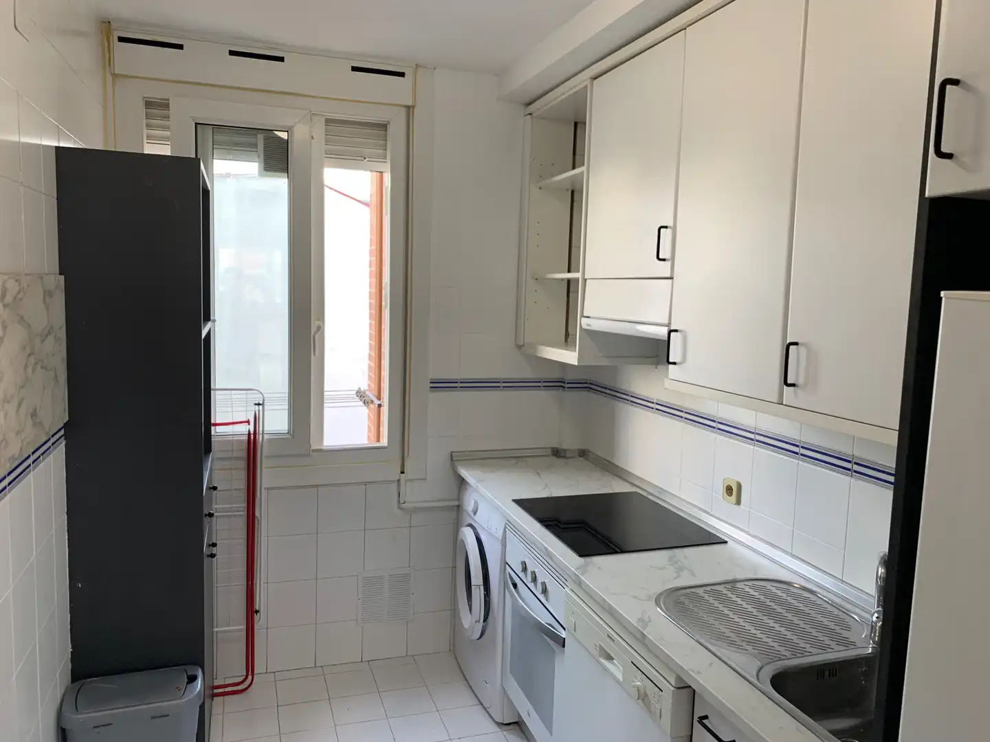 Kitchen of Flat for rent in Madrid  with Oven and Washing machine