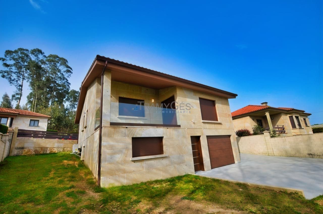 Vista exterior de Casa o xalet en venda en Tomiño amb Calefacció, Jardí privat i Terrassa