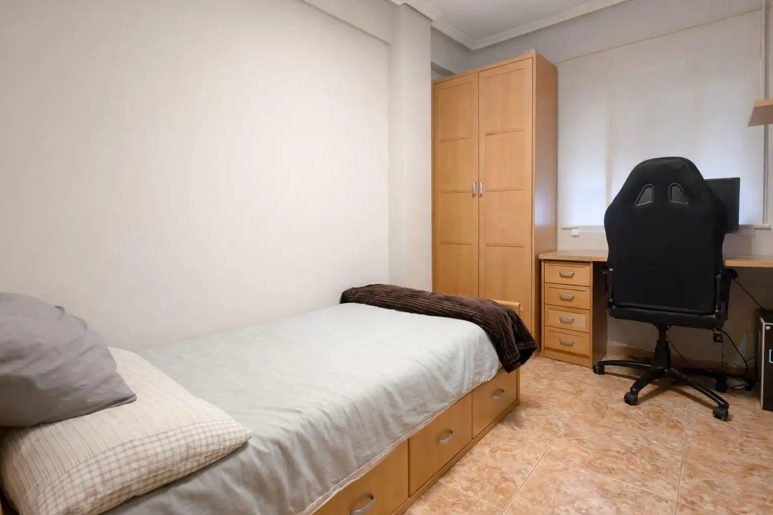Schlafzimmer von Dachboden zum Verkauf in Massamagrell mit Terrasse und Abstellraum