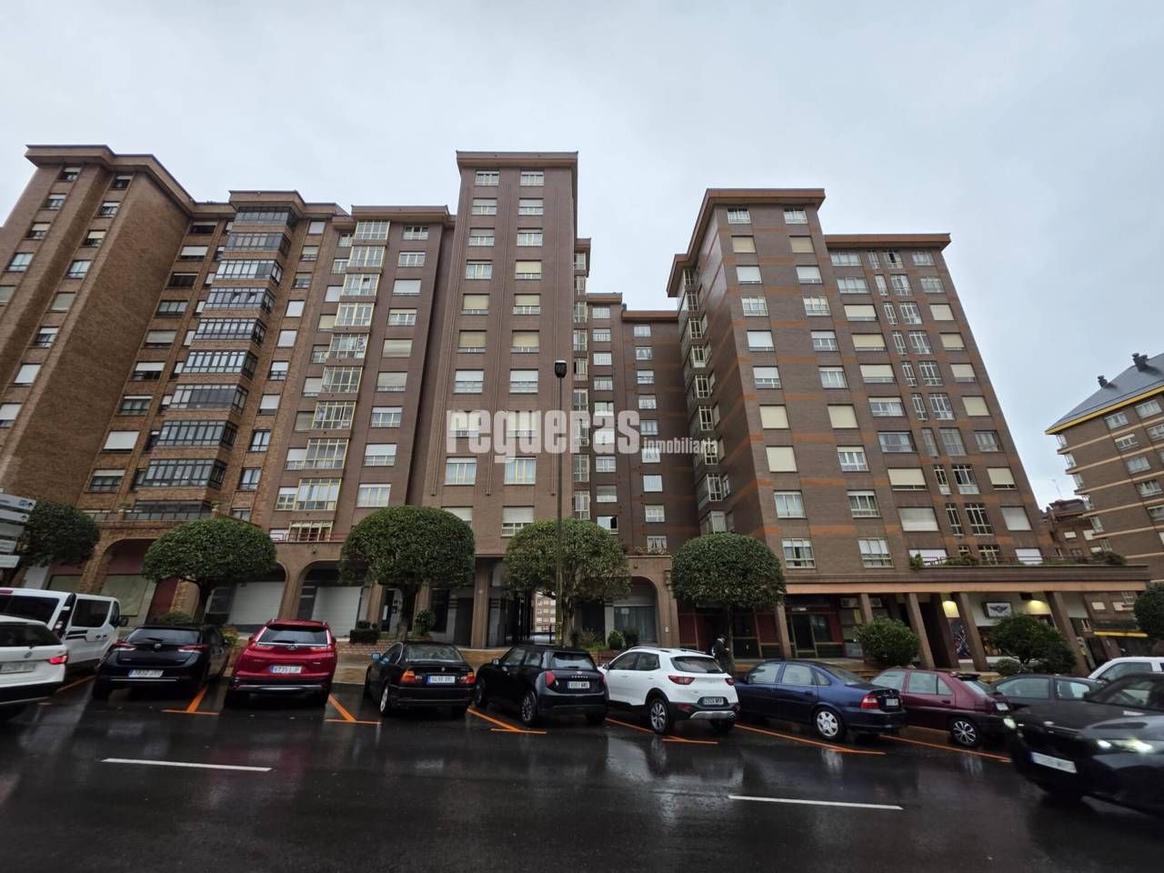 Vista exterior de Piso en venta en Avilés con Calefacción, Parquet y Terraza