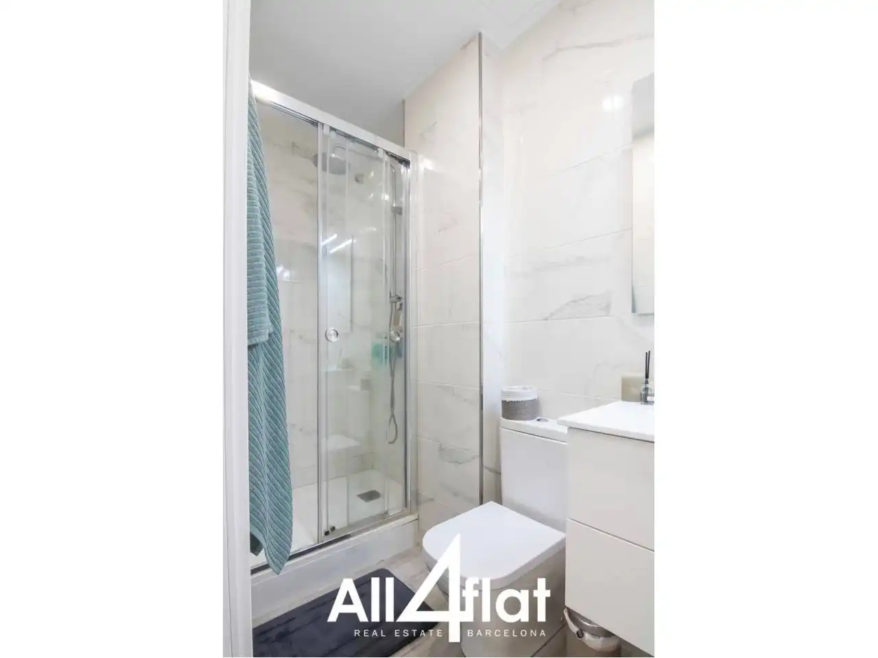 Badezimmer von Wohnung zur Miete in Barcelona mit Klimaanlage, Parkett und Möbliert