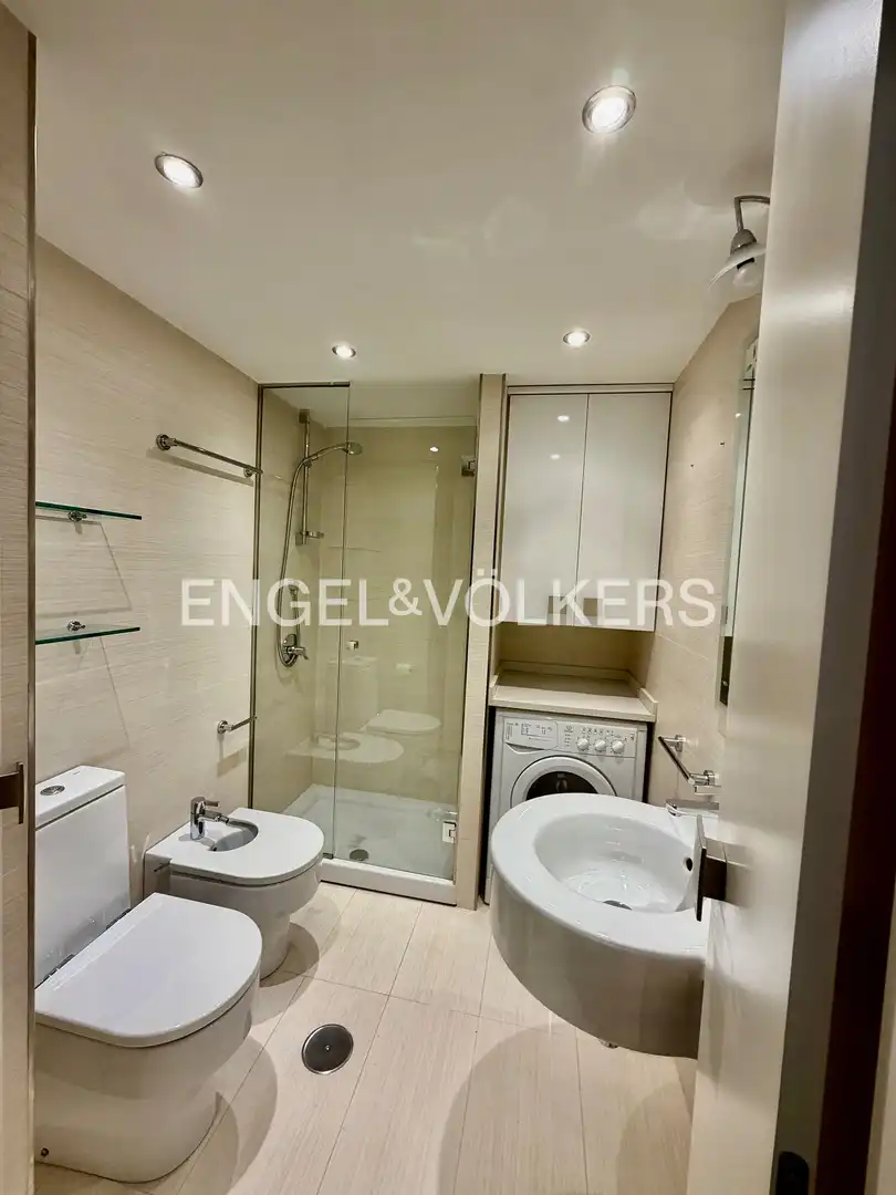 Bathroom of Flat for rent in Madrid  with Air Conditioner and Heating