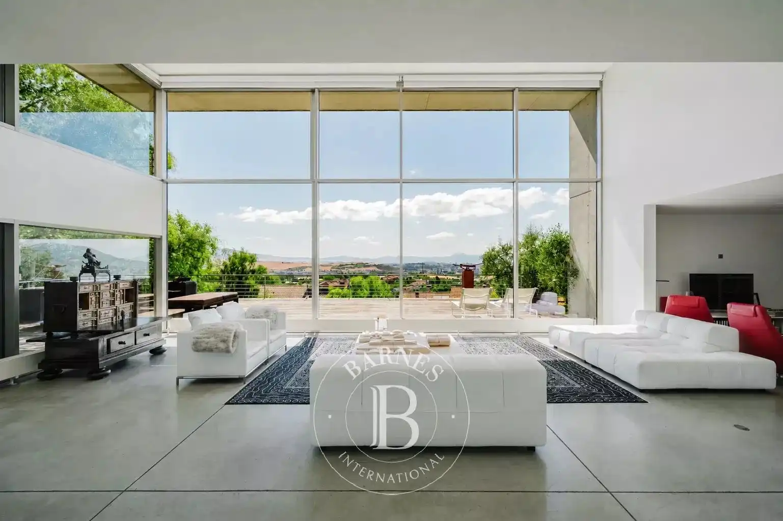 Sala d'estar de Casa o xalet en venda en Valle de Egüés / Eguesibar amb Calefacció, Terrassa i Piscina
