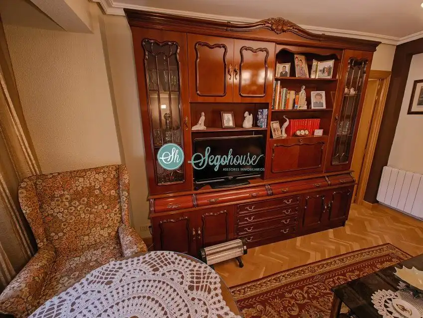 Sala d'estar de Pis en venda en Segovia amb Calefacció, Parquet i Moblat