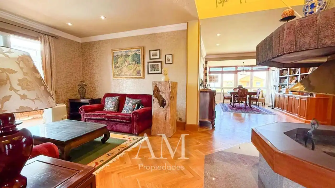 Sala d'estar de Casa o xalet en venda en Vigo  amb Calefacció, Jardí privat i Terrassa