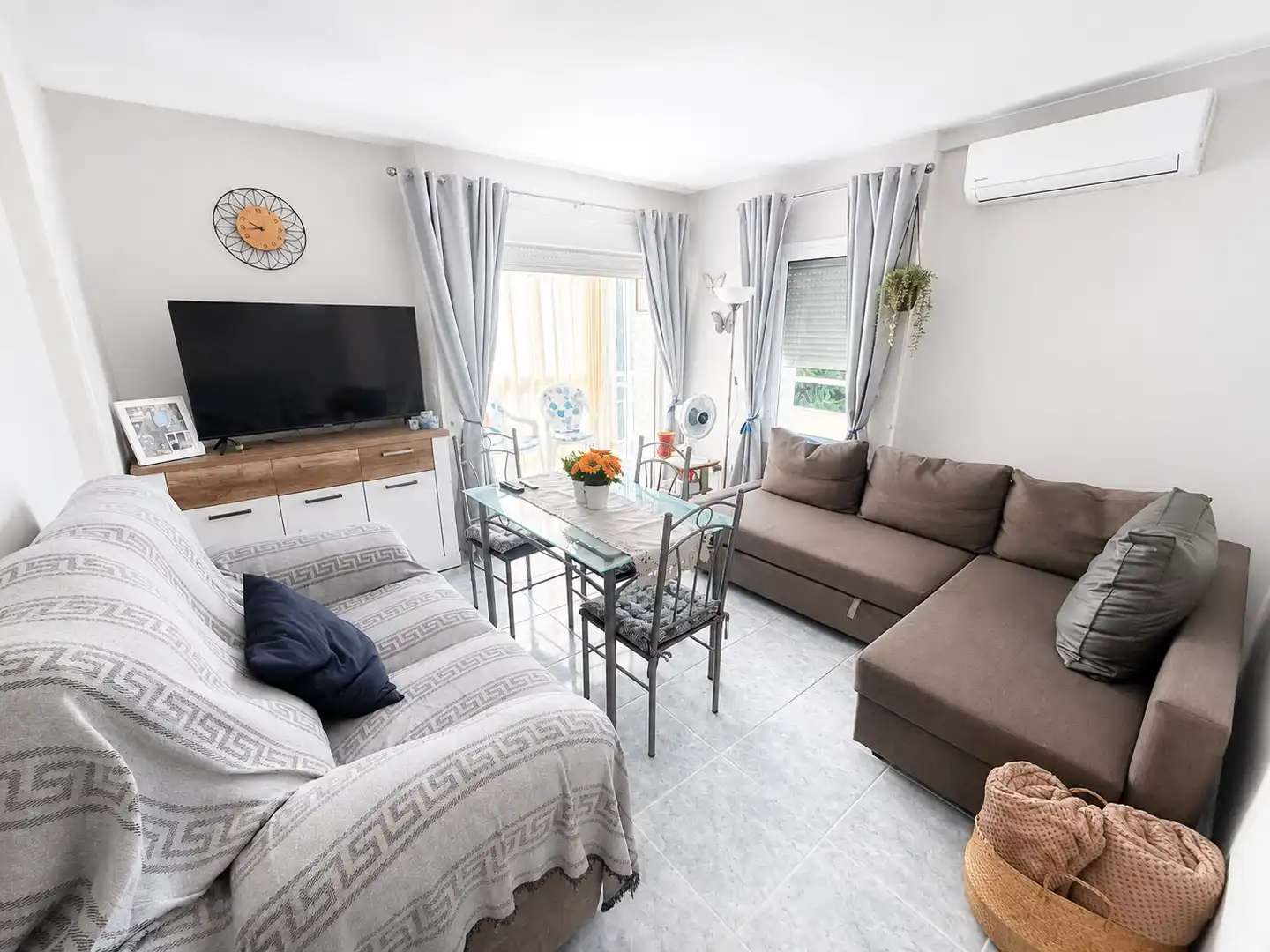 Sala d'estar de Apartament en venda en Benalmádena amb Aire condicionat, Terrassa i Moblat