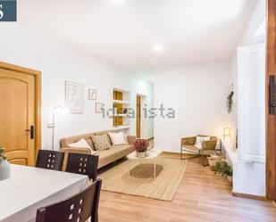 Sala d'estar de Apartament de lloguer en  Madrid Capital amb Aire condicionat i Balcó