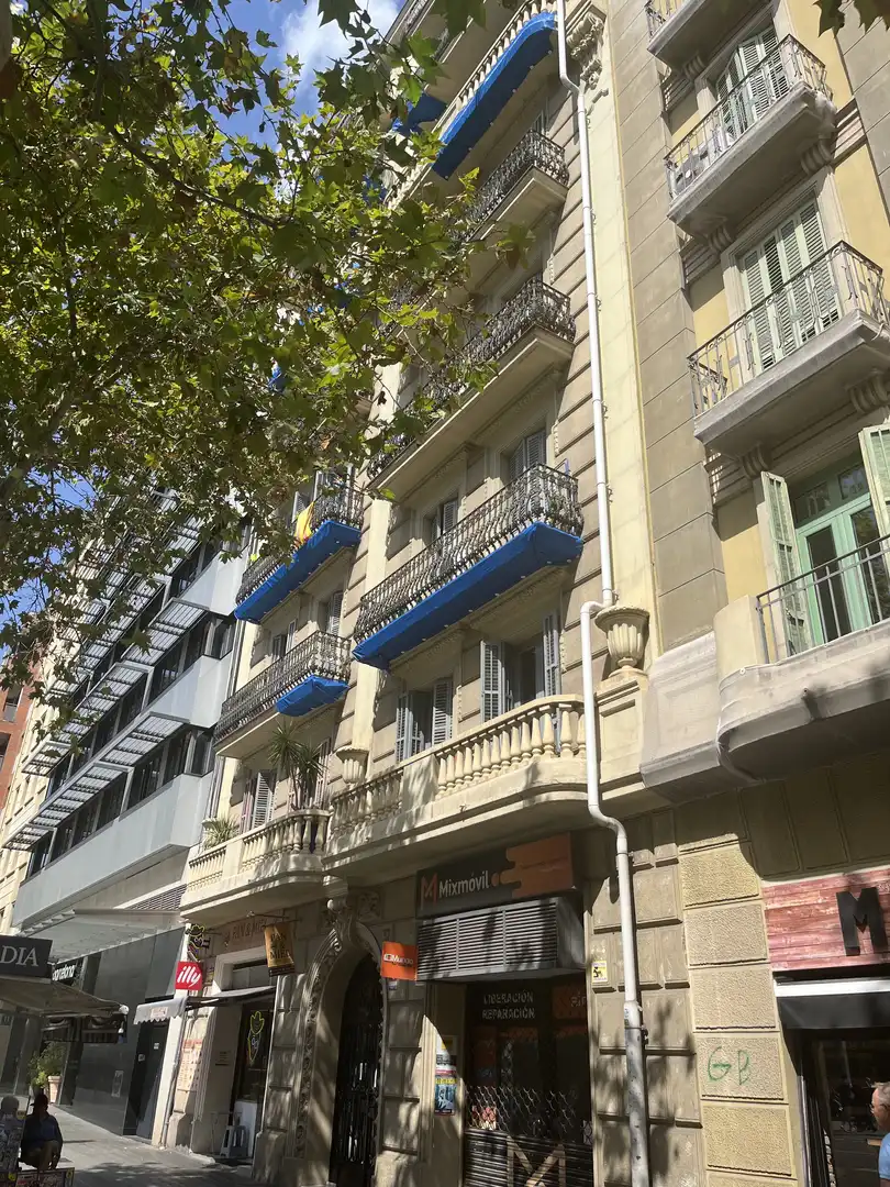 Außenansicht von Wohnung zum Verkauf in  Barcelona Capital mit Balkon