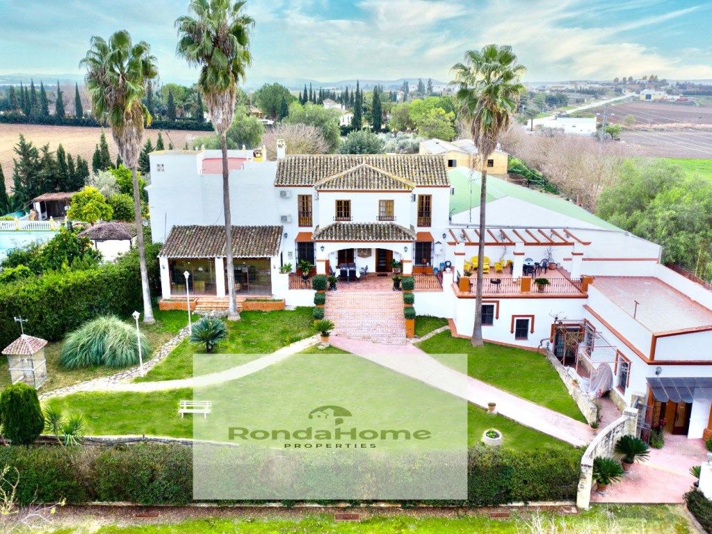 Außenansicht von Country house zum verkauf in Villamartín mit Privatgarten, Terrasse und Schwimmbad