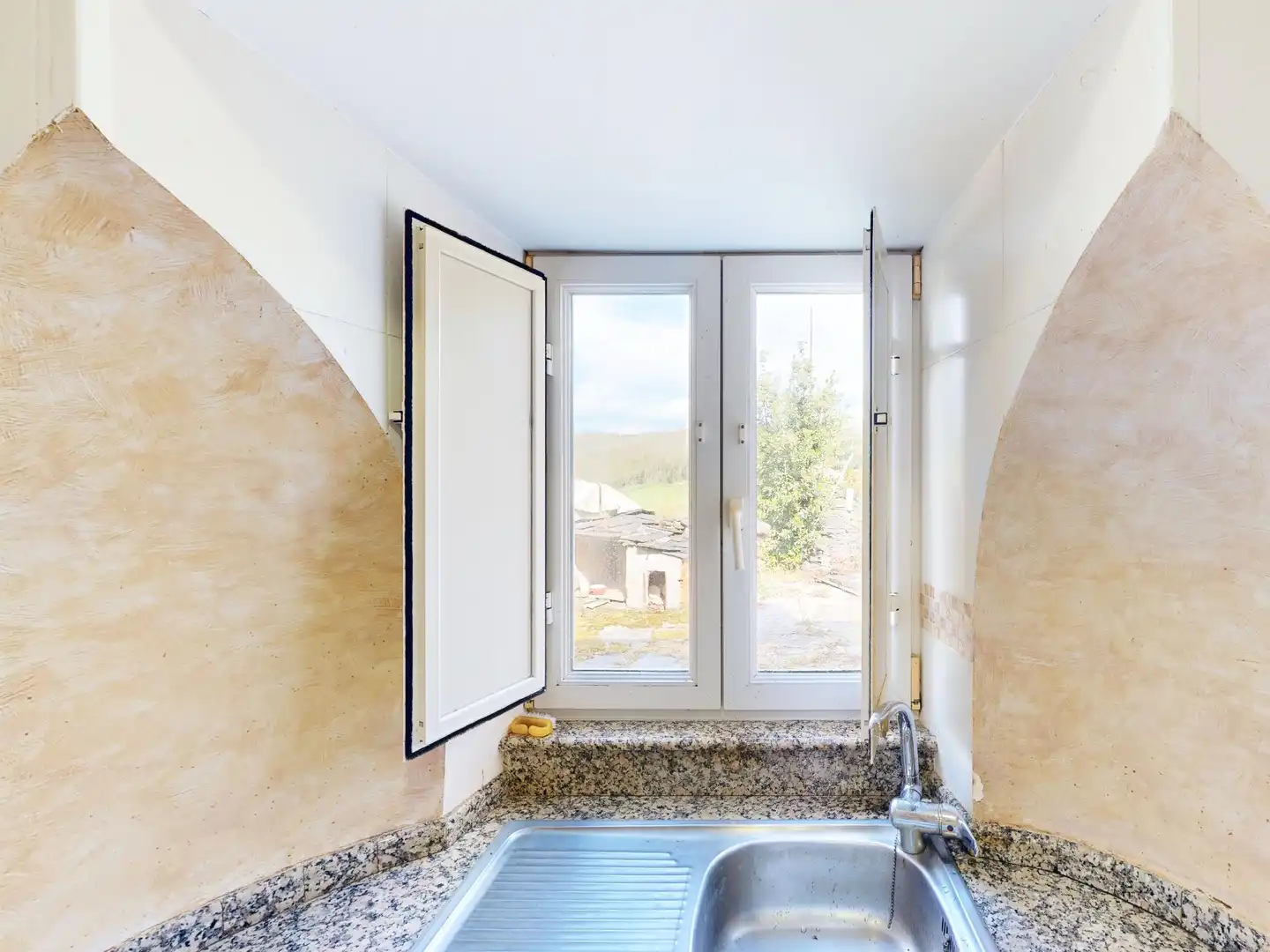 Balcony of Houses for sale in Trabada  with Storage room
