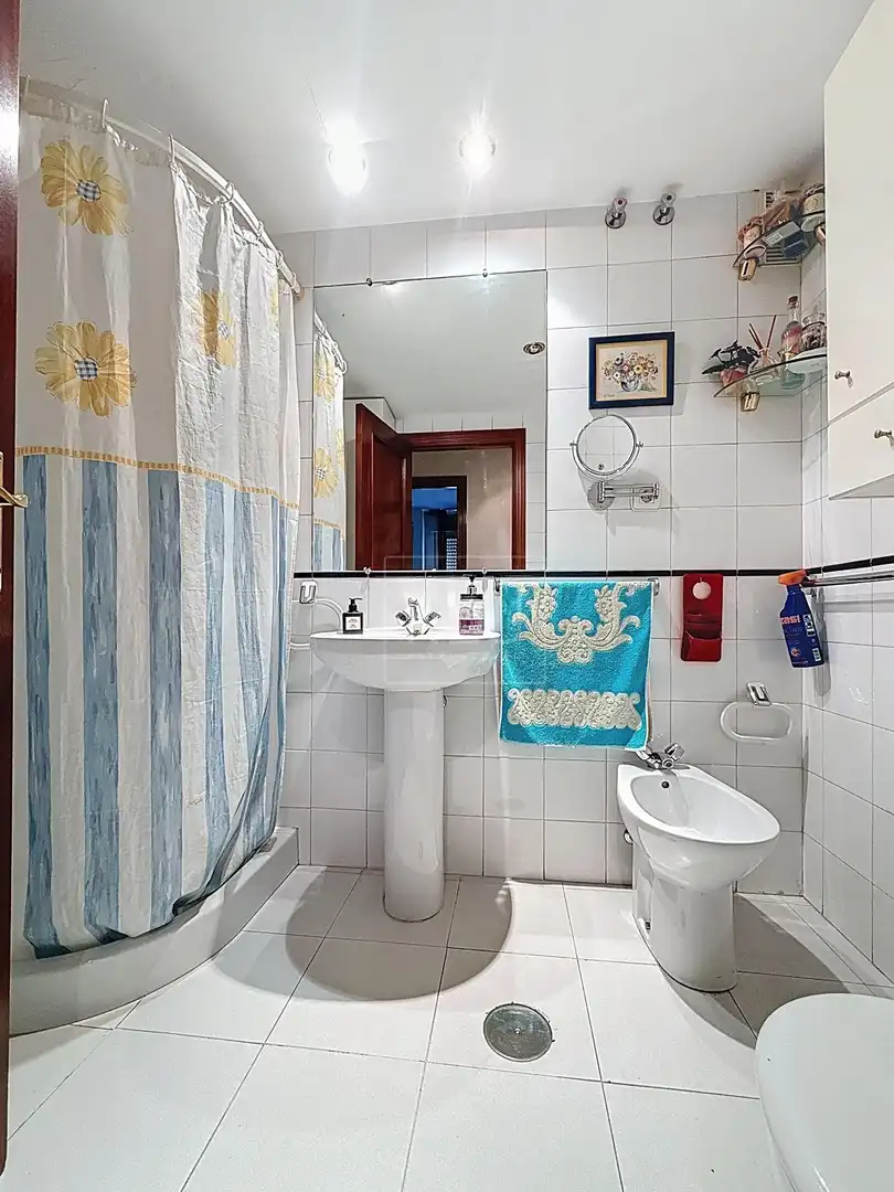 Bathroom of Flat for sale in Granada  with Private garden, Storage room and Balcony