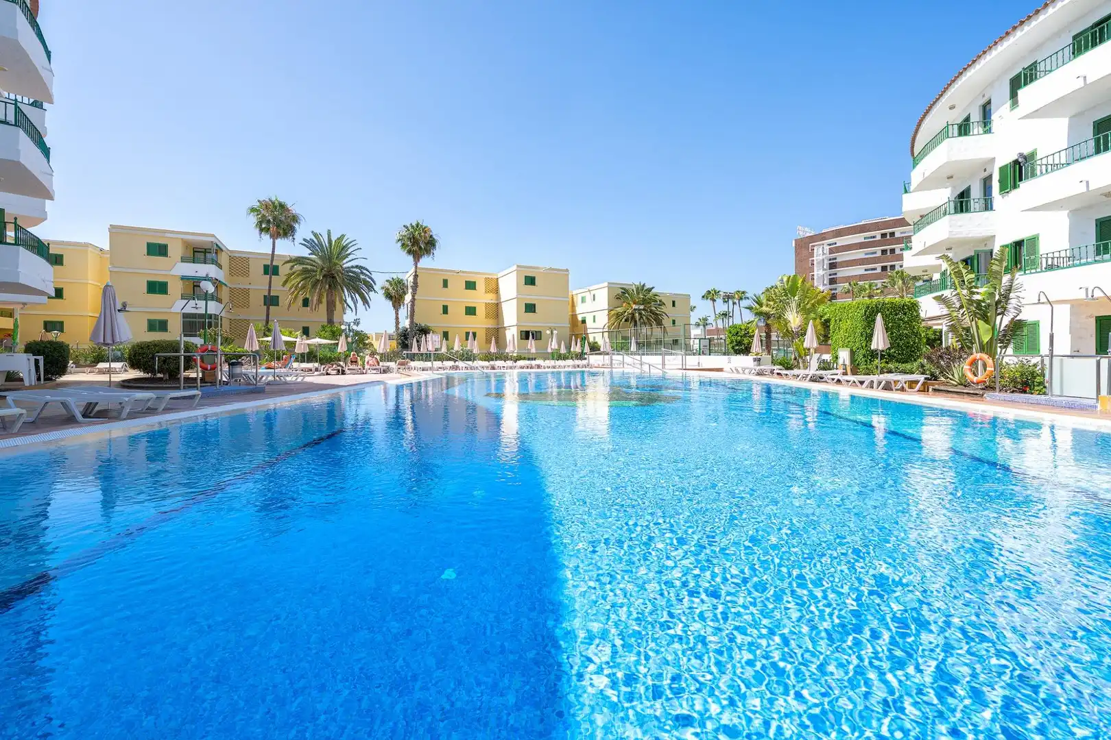 Piscina de Apartamento en venta en Playa del Inglés