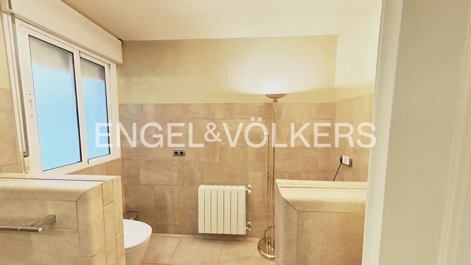 Bathroom of Flat for sale in Sevilla  with Air Conditioner, Heating and Terrace