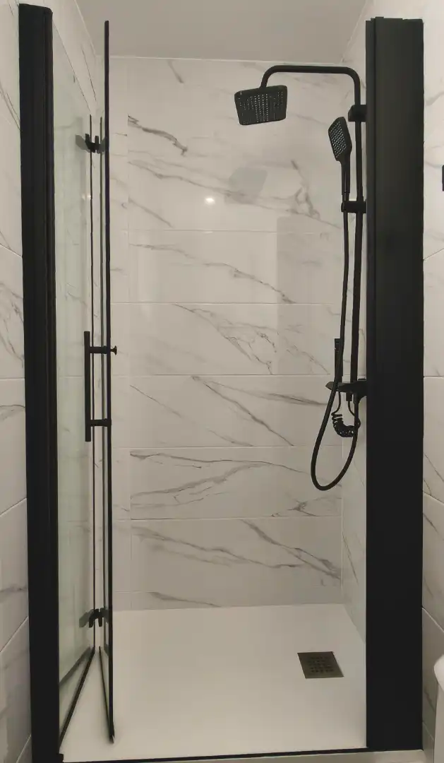 Baño de Ático en venta en L'Hospitalet de Llobregat con Parquet, Terraza y Trastero