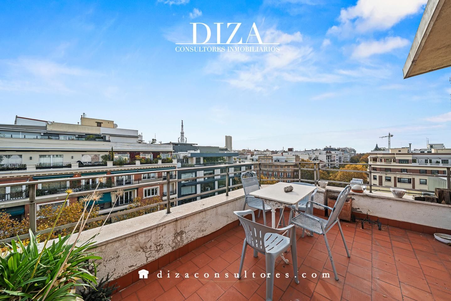 Vista exterior de Àtic en venda en  Madrid Capital amb Aire condicionat, Calefacció i Terrassa