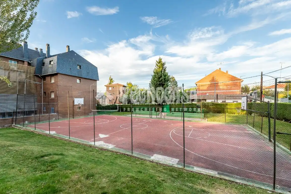 Vista exterior de Piso en venta en Las Rozas de Madrid con Terraza y Trastero