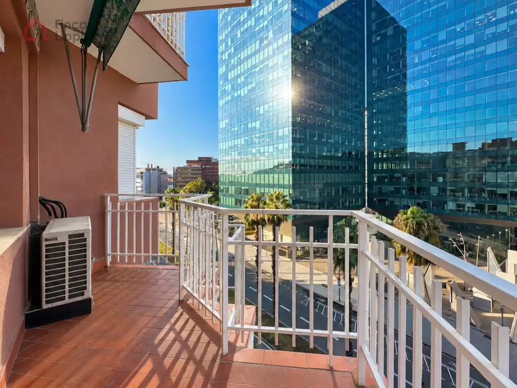 Appartamento con terrazza in vendita a Paseo Zona Franca 122